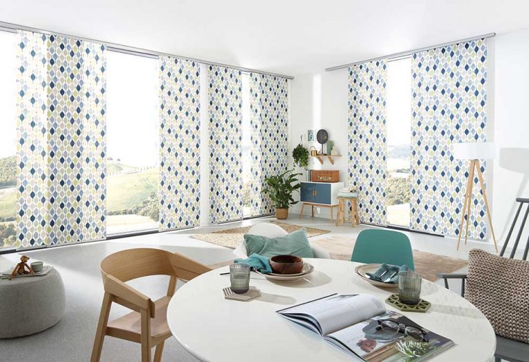 Flächenvorhang im Wohn- und Esszimmer.